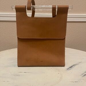 ARE Chic Tan Leather Messenger Bag